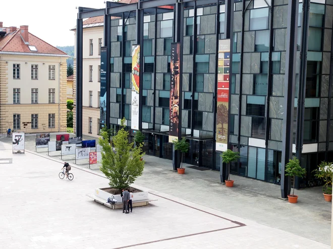Muzejska ploščad Foto Dokumentacija Sem