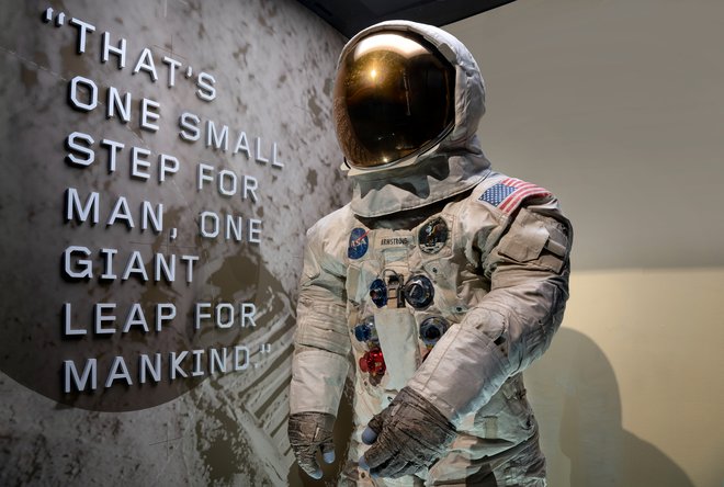 Konec meseca se bo neprecenljivemu razstavnemu eksponatu pridružila replika vesoljske obleke Neila Armstronga. FOTO: Nasa/Reuters