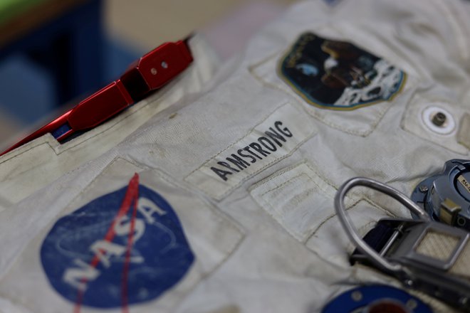 Replika vesoljske obleke Neila Armstronga je bila narejena ob 50. obletnici pristanka na Luni s pomočjo 3D skeniranja Armstrongove obleke iz zbirke Nacionalnega letalskega in vesoljskega muzeja v Washingtonu, ki je del ustanove Smithsonian. FOTO: Kevin Fo