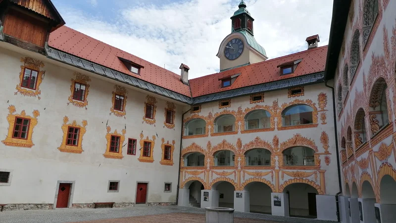 Fotografija: Domačini (in prenekateri obiskovalci Idrije) so še danes navajeni, da namesto na telefon za točen čas pokukajo na grad. FOTO: Anja Intihar