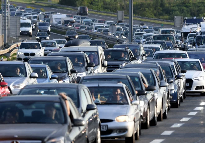 Tisti Avstrijci, ki se v nedeljo zvečer zaradi večkilometrskih zastojev na mejnih prehodih niso pravočasno vrnili (pred polnočjo) v državo, se bodo morali zdaj podrediti novim strožjim ukrepom. FOTO:Denis Lovrovic/Afp