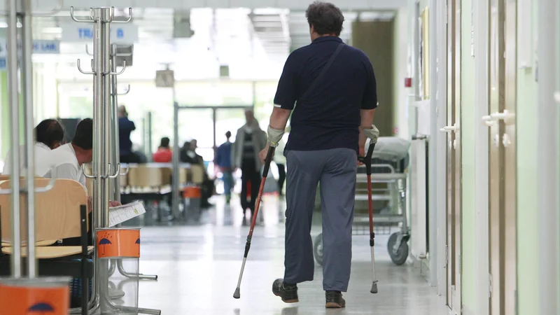 Fotografija: Analize, ki bi odgovorila, ali se je zdravje kroničnih bolnikov poslabšalo, ker je bilo obravnav v času epidemije manj, še ni. FOTO: Leon Vidic/Delo