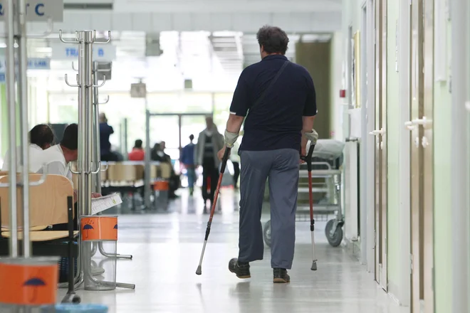Analize, ki bi odgovorila, ali se je zdravje kroničnih bolnikov poslabšalo, ker je bilo obravnav v času epidemije manj, še ni. FOTO: Leon Vidic/Delo