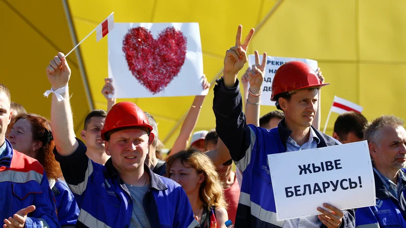 Fotografija: Protestnikom se pridružujejo tudi stavkajoči delavci. Foto: Vasily Fedosenko/Reuters