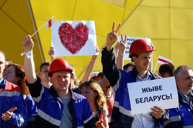 Protestnikom se pridružujejo tudi stavkajoči delavci. Foto: Vasily Fedosenko/Reuters