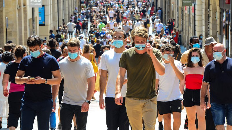 Fotografija: V Bordeauxu so maske zapovedane tudi na ulici, kdor je ne nosi, tvega globo 135 evrov.
Foto Mehdi Fedouach/AFP