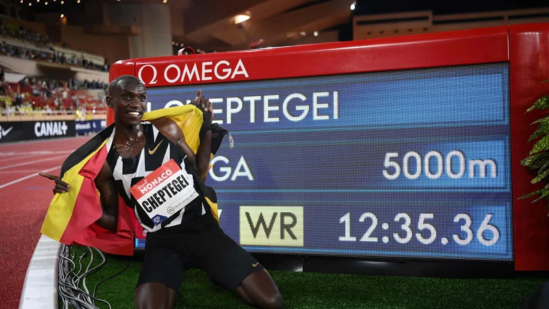 Fotografija: Ugandski tekač Joshua Cheptegei je na srečanju atletske diamantne lige na stadionu Louis II v Monaku podrl svetovni rekord v moški disciplini teka na 5000 metrov. 2020. FOTO: Matthias Hangst/Afp