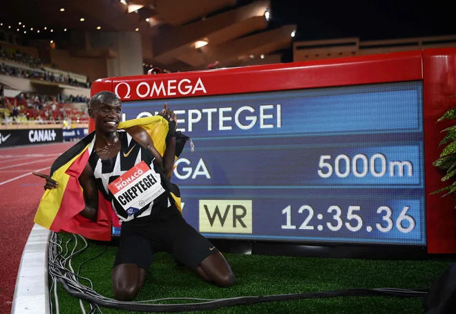 Ugandski tekač Joshua Cheptegei je na srečanju atletske diamantne lige na stadionu Louis II v Monaku podrl svetovni rekord v moški disciplini teka na 5000 metrov. 2020. FOTO: Matthias Hangst/Afp