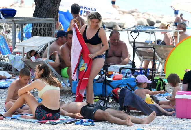 Virus se širi zaradi gneč turistov na Hrvaškem. FOTO: Denis Lovrovic/AFP