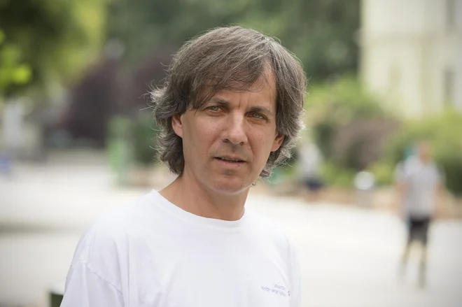 Tomaž Štupnik, predstojnik oddelka za torakalno kirurgijo, med izjavo za medije po prvi presaditvi pljuč pri otroku. FOTO: Jure Eržen/Delo