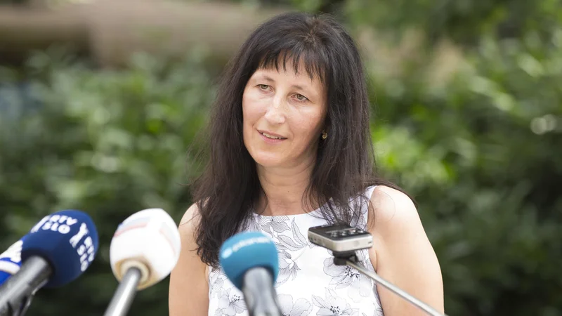 Fotografija: Slavka Grmek Ugovšek, predsednica Društva za cistično fibrozo, med izjavo za medije po prvi presaditvi pljuč pri otroku. FOTO: Jure Eržen/Delo