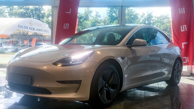 Fotografija: Za zdaj je v salonu v Ljubljani na ogled model 3, kasneje naj bi razstavili še druge modele in kupcem ponudili testna modela 3. Foto Gašper Boncelj