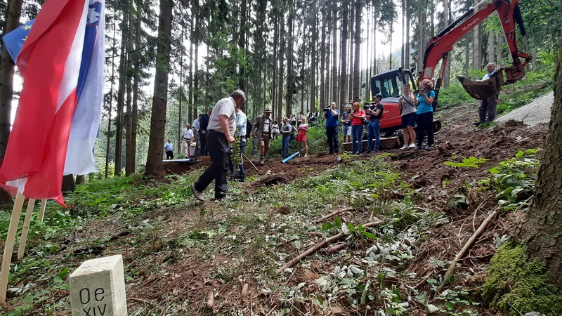 Fotografija: Mejo za vodovod so prekopali pri mejnem kamnu nad kmetijo Herman v hribovskem naselju Mlake nad Muto. Foto Mateja Kotnik