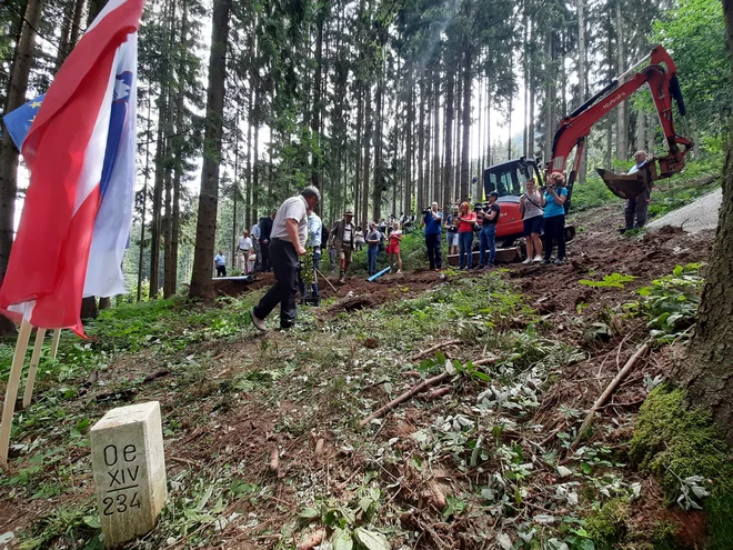 Mejo za vodovod so prekopali pri mejnem kamnu nad kmetijo Herman v hribovskem naselju Mlake nad Muto. Foto Mateja Kotnik