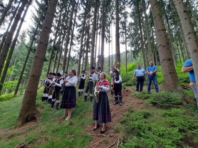 Perniška godba prvič med igranjem sredi gozda. Foto Mateja Kotnik
