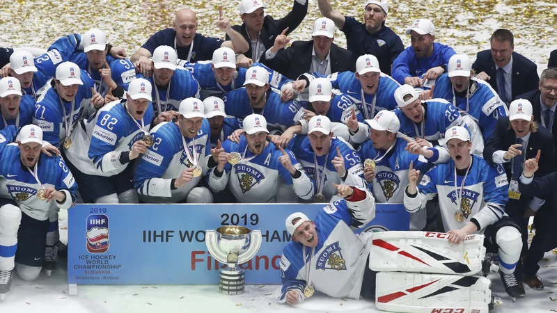 Fotografija: Na zadnjem hokejskem SP je zmagala Finska, ki je v lanskem finalu ugnala Kanado s 3:1. Letošnje prvenstvo v Švici je odpadlo zaradi pandemije koronavirusa. FOTO: Vasilij Fedosenko/Reuters