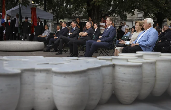 Spomenik posvečen priključitvi Prekmurja je talni mozaik, 360 vrčev pa simbolizira slovansko lončevino. FOTO: Jože Suhadolnik/Delo