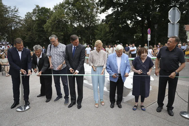 Spomenik na Prekmurskem trgu so odprli, od leve proti desni, župan Murske Sobote Aleksander Jevšek, ljubljanski podžupan Janez Koželj, bivši predsednik države Danilo Türk, aktualni predsednik države Borut Pahor, ljubljanska podžupanja Tjaša Ficko, prvi pr