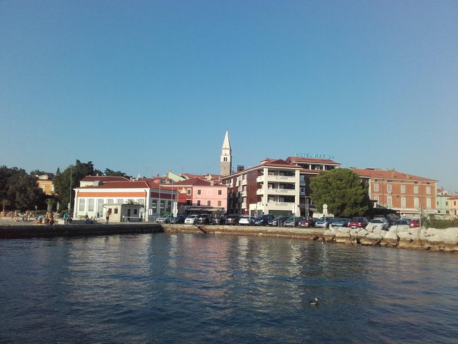 Izolska obala s cerkvijo svetega Mavra v ozadju FOTO: Nataša Čepar/Delo