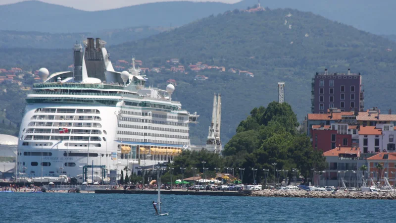 Fotografija: Turistične križarke so v minulih letih spodbudile živahnejši turistični utrip v Kopru. FOTO: Boris Šuligoj/Delo