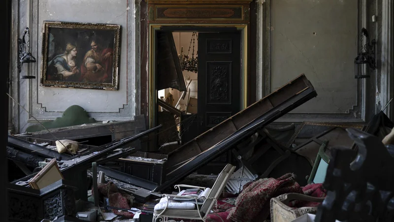 Fotografija: Temeljna galerijska in muzejska infrastruktura bo verjetno prej ali slej znova vzpostavljena, rekonstrukcija zgodovinskih četrti pa bo verjetno finančno in organizacijsko prezahteven projekt. Foto Felipe Dana/AP