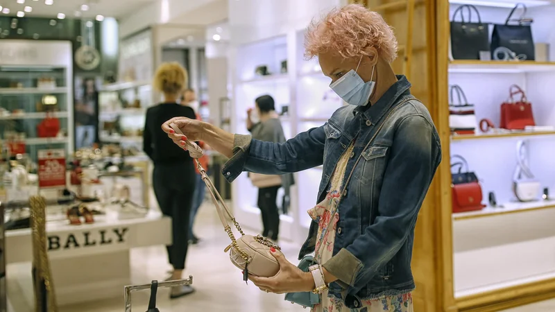 Fotografija: V Galeriji Emporium je prodaja za tretjino manjša kot lani predvsem zaradi manjšega obiska tujih turistov. Foto Blaž Samec