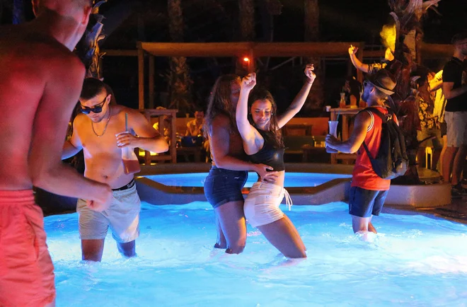 klub Papaya na plaži Zrće na Pagu minuli petek. Klub je na območju liško-senjske županije, ki je uradno najvarnejša med vsemi hrvaškimi ob Jadranu. FOTO: Davor Pongracic/Cropix