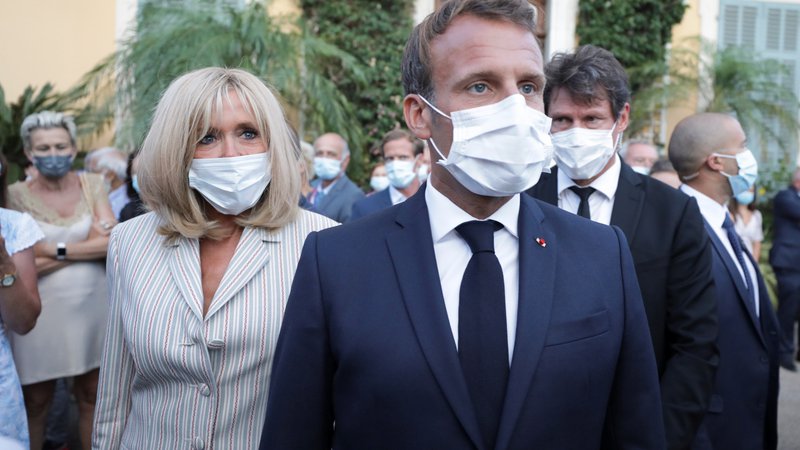 Fotografija: Francozi nosijo vse več maske, prvi par tudi.
FOTO: Eric Gaillard/Reuters
