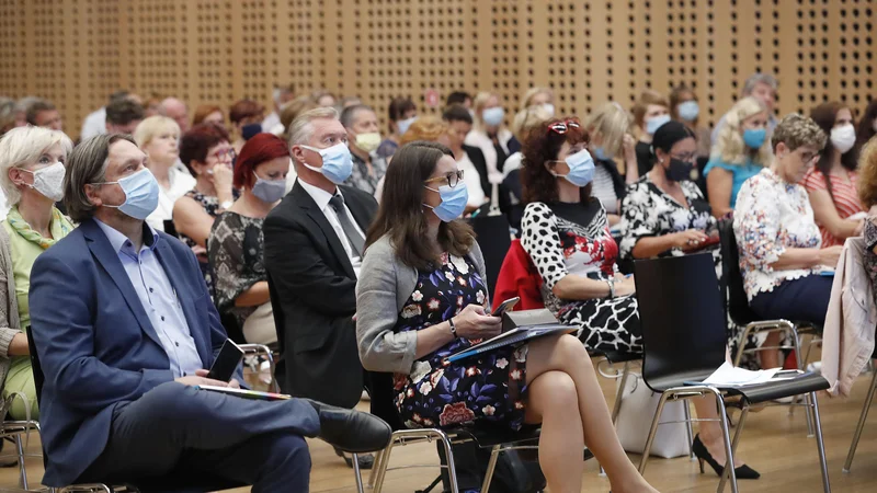 Fotografija: Kot je dejala ministrica, trenutna epidemiološka slika kaže, da se lahko v šolo vrnejo vsi, a se to lahko tudi spremeni. FOTO: Leon Vidic/Delo