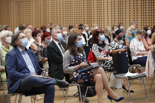 Kot je dejala ministrica, trenutna epidemiološka slika kaže, da se lahko v šolo vrnejo vsi, a se to lahko tudi spremeni. FOTO: Leon Vidic/Delo