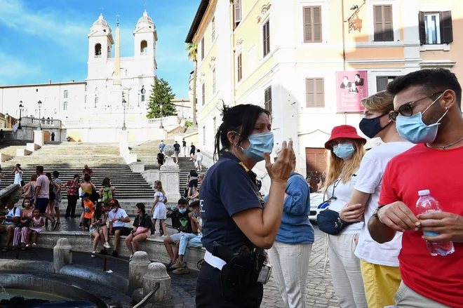 Novi koronavirus je v Italiji terjal prek 35.400 življenj. FOTO: Alberto Pizzoli/Afp