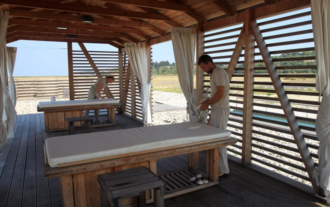 V Lepi Vidi ne občutijo pomanjkanja tujih gostov. Cene niso ravno za vsak dan, turistov pa v tej turistični krizi ne zmanjka.<br />
Foto Blaž Samec
