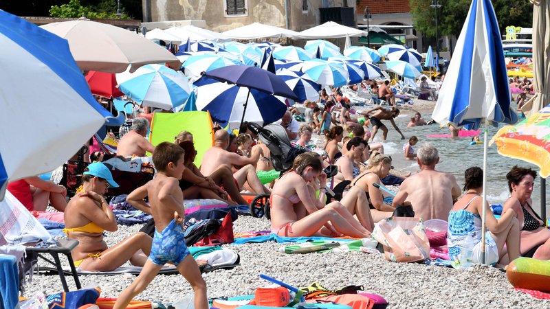 Fotografija: Največ na novo okuženih je v Splitsko-dalmatinski županiji, v Istri pa so zabeležili sedem novih primerov okužb. FOTO: Denis Lovrovic/AFP