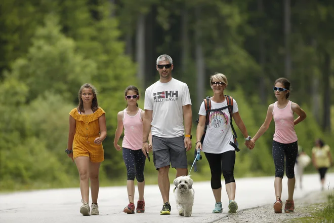 Urad se bo ukvarjal s problematiko posledic staranja prebivalstva. Rodnost pada, zadnjih 40 let se pri nas rodita manj kot dva otroka na žensko, naravni prirast prebivalstva je torej negativen. FOTO: Jure Eržen/Delo