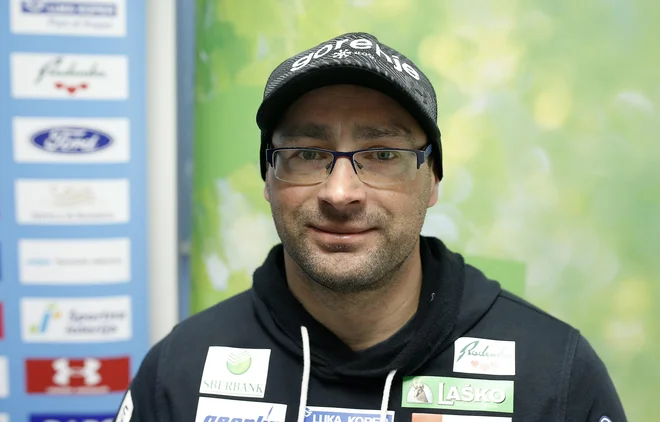 Glavni trener slovenskih skakalcev Gorazd Bertoncelj hvali formo Anžeta Laniška. FOTO: Blaž Samec