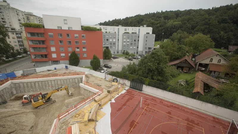 Utrjevanje gradbene jame pri OŠ Riharda Jakopiča. FOTO: Jure Eržen/Delo