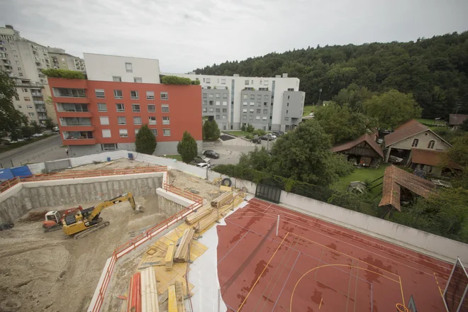 Utrjevanje gradbene jame pri OŠ Riharda Jakopiča. FOTO: Jure Eržen/Delo