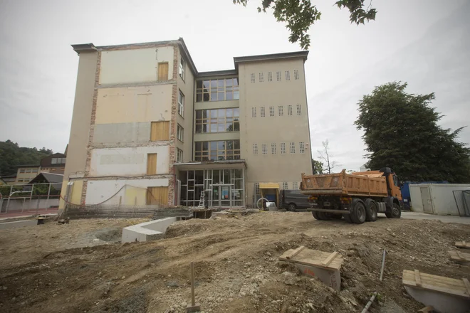 Na mestu prizidka s telovadnico pri OŠ Riharda Jakopiča je te dni gradbena jama. FOTO: Jure Eržen/Delo