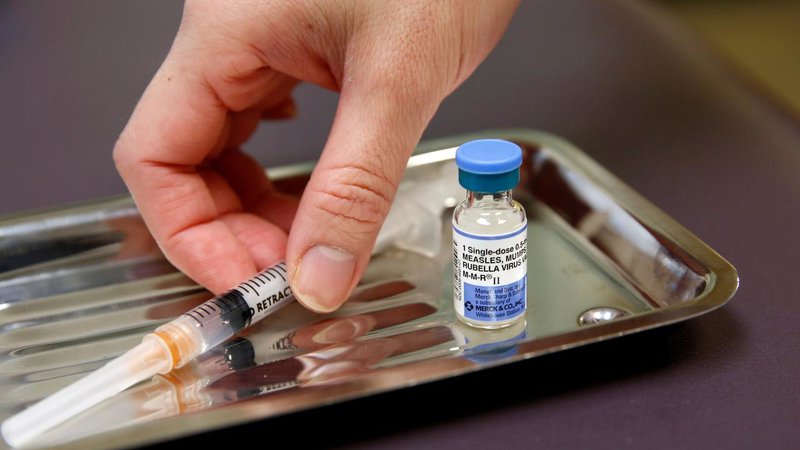 Fotografija: Zemljanov je 7,7 milijarde. Svet je doslej rezerviral 5,7 milijarde odmerkov cepiva proti koronavirusu. Foto: Reuters
