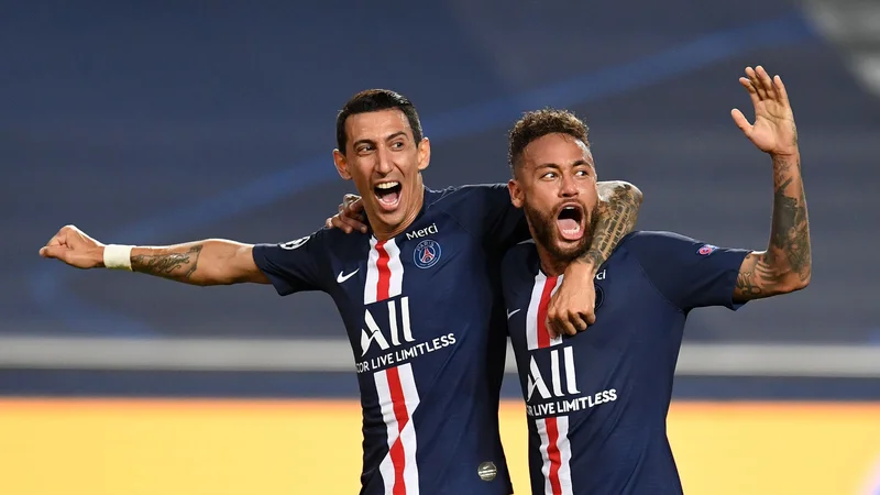 Fotografija: Angel Di Maria (levo) je učinkovito podajal soigralcem in zabil gol za vodstvo PSG z 2:0,  Neymar je dvakrat zatresel tekmečevo. vratnico. FOTO: David Ramos/AFP