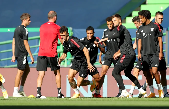 Nogometaši Bayerna bodo odločno napadli uvrstitev v finale lige prvakov, v katerem niso bili že sedem let. FOTO: Miguel A. Lopes/Reuters