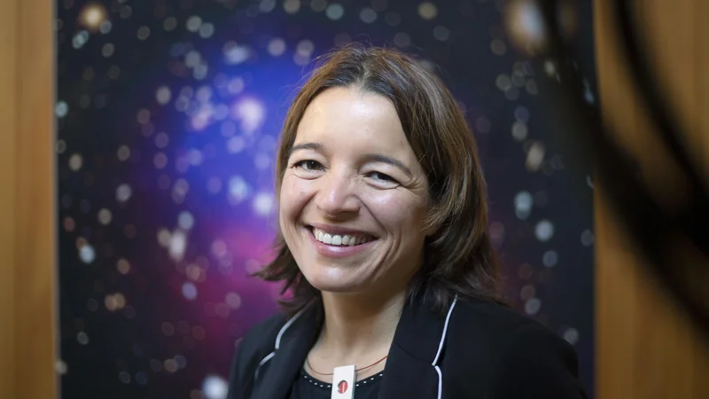 Fotografija: Dr. Maruša Bradač je profesorica na oddelku za fiziko in astronomijo na univerzi v Davisu (University of California). Proučuje lastnosti temne snovi in prve galaksije, ki so nastale v vesolju, je vodja več velikih opazovalnih projektov na največjih observatorijih in satelitih. Foto Jože Suhadolnik