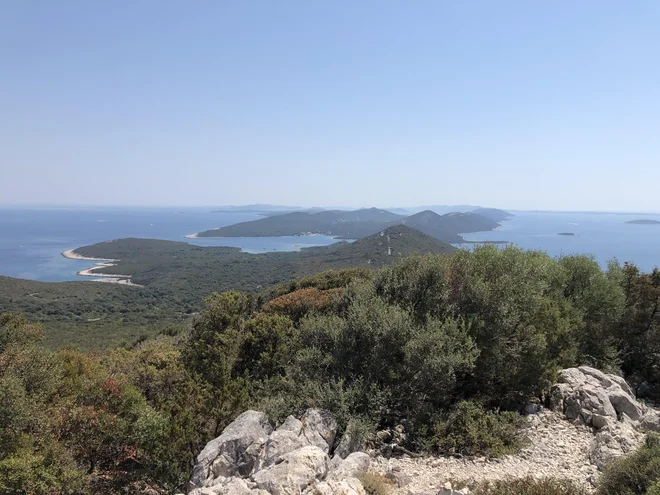 S 174 metrov visokega hriba Straža na otoku Ist se dobro vidijo okoliški otoki. FOTO: Jan Klokočovnik