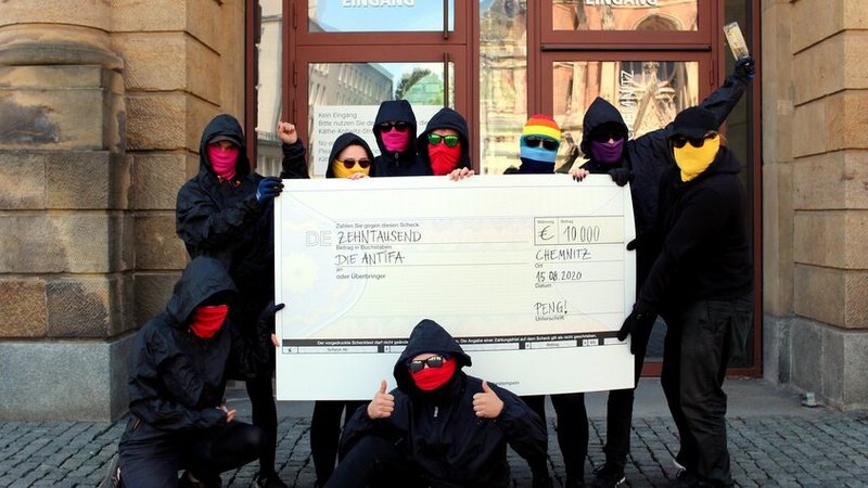 Fotografija: Takole so člani kolektiva Peng! pozirali s čekom za 10.000 evrov, kar je povzročilo polemike o davkoplačevalskem financiranju antife. Foto kolektiv Peng!