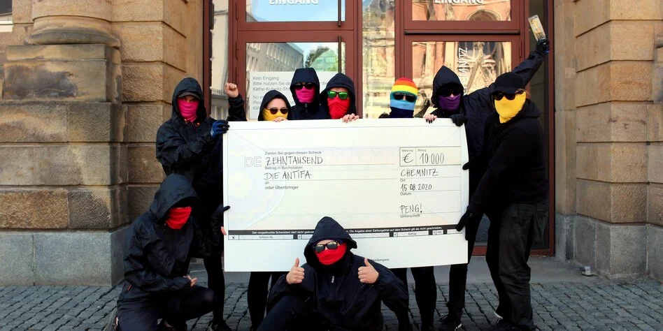 Fotografija: Takole so člani kolektiva Peng! pozirali s čekom za 10.000 evrov, kar je povzročilo polemike o davkoplačevalskem financiranju antife. Foto kolektiv Peng!