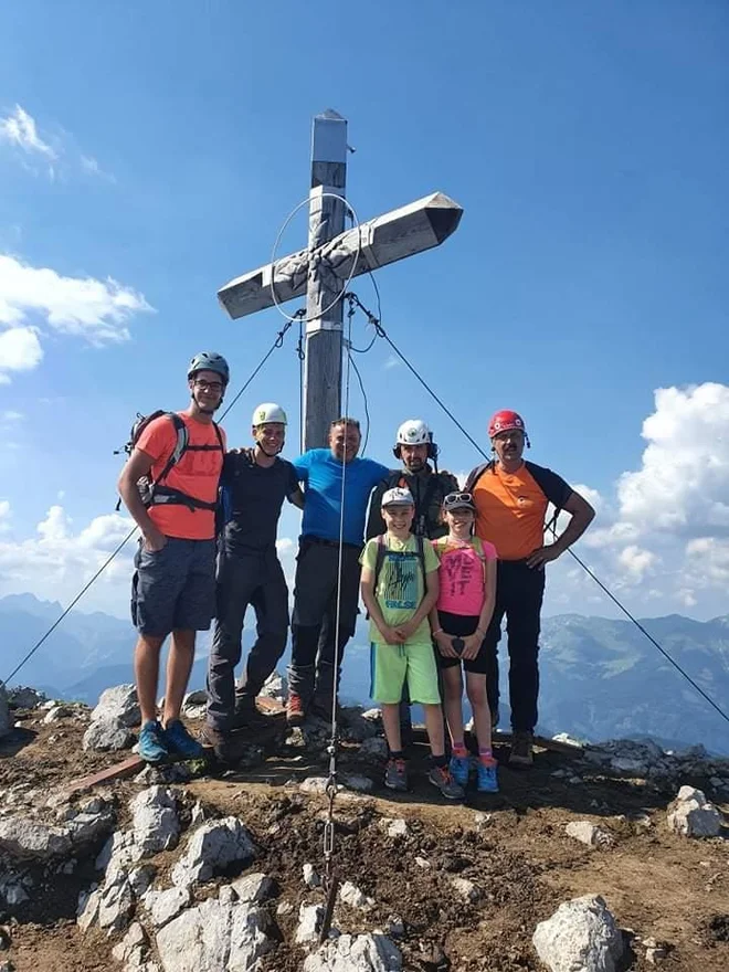 Križ je dobil še krono. FOTO: Bašljani