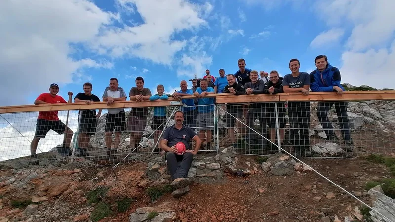 Fotografija: Ko smo se proti večeru vračali v dolino, smo bili vsak pri sebi zelo ponosni na opravljeno delo. FOTO: Bašljani