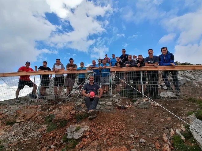 Ko smo se proti večeru vračali v dolino, smo bili vsak pri sebi zelo ponosni na opravljeno delo. FOTO: Bašljani