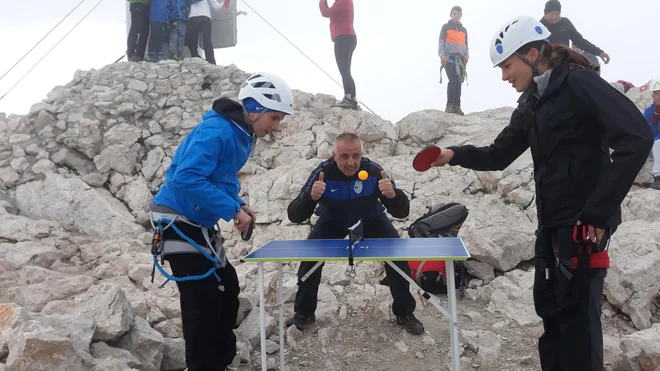 Vreme na 2864m je bilo vetrovno, a to ni ustavilo njihovih igralcev in igralk. Vsi so želeli odigrati vsaj nekaj izmenjav na najvišjem vrhu Slovenije. FOTO: Kajuh Slovan