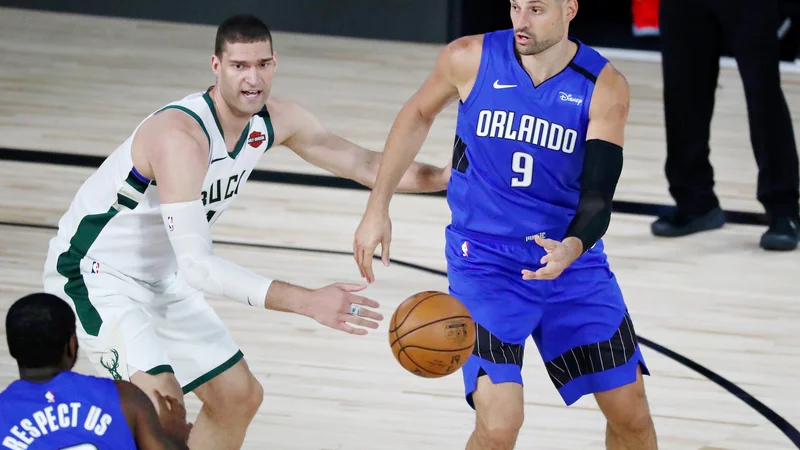 Fotografija: Črnogorski košarkarski as pri Orlandu Nikola Vučević (desno) je bil prvi režiser presenečenja proti prvaku vzhodne konference v NBA Milwaukeeju. FOTO: Kim Klement/USA Today Sports